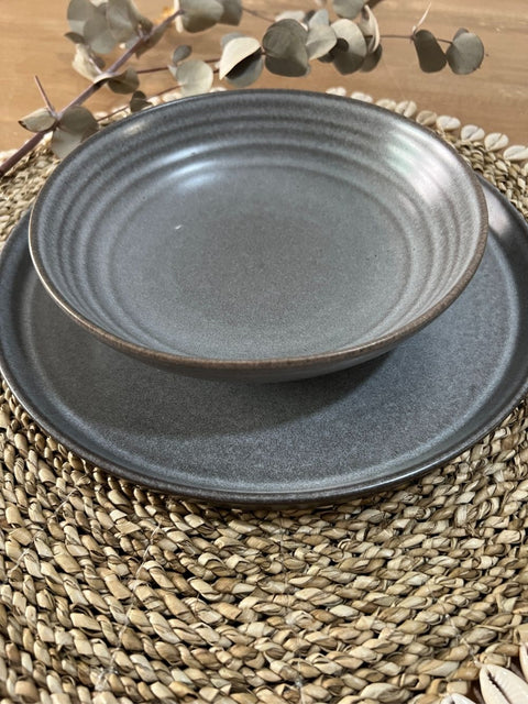 Grey Metal Plate ø21 cm